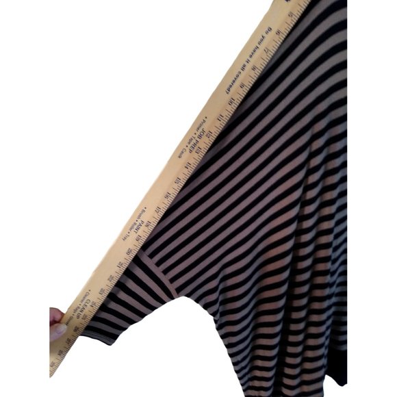 CHELSEA THEODORE Tan/Black Striped KNIT Shark-Bite Hem Loose TOP layered Medium - Picture 7 of 10